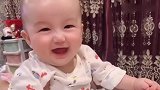 妈妈故意逗小宝宝玩，宝宝开心笑的样子真的是太可爱了