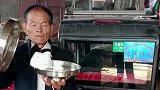 农村大爷表演的魔术浴火生鸽，感觉一点也不比专业的差。