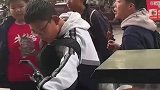 小男孩买了一根烤肠大方分享给朋友
