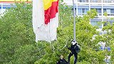 西班牙士兵跳伞意外挂到电线杆上，现场响起雷鸣掌声