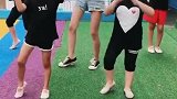 幼儿园小姐姐，带着小朋友们跳鳌拜，小朋友的表情还真严肃