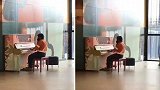 澳大利亚一建筑工人穿工作服在商场里弹奏钢琴