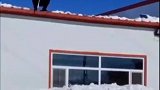 大雪后男子体验降落伞伞还在，人消失了
