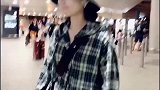 明玉现身机场，生活中的她也是那么俏皮可爱
