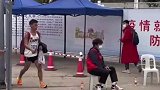 男生参加八百米体考，打破自己记录