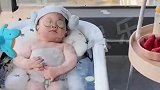 萌娃洗澡全程举止端庄动作优雅，网友：满满仪式感真是个讲究人