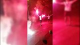 锣鼓喧天鞭炮齐鸣！格子军团球迷走上街头载歌载舞