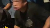 大叔在一片喝彩声中，逐渐迷失了自我