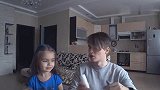 哥哥把妹妹的头发全染了，妈妈回家后看到的第一反应太精彩了