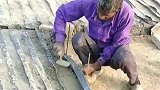 尼泊尔国家的男人在制造水泥杆子，不发达的国家感觉好吃力，太难