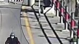 八旬老人不慎落水，村干部边跑边脱掉衣服下河救人