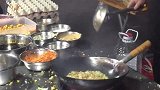 广州蛋炒饭小哥翻炒技术如开挂，反手扣动作受追捧，旁人模仿不了