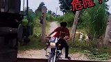 小伙卡在火车道上