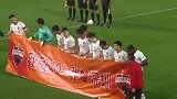 “我爱深圳” 深足球员赛前拉横幅向深圳特区成立40周年致敬