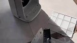 男子用空气净化器两年，才发现滤芯没拆开