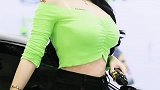 大姐姐穿这身衣服真合身