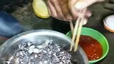 渔民在海上吃饭，小鱿鱼炒完了整盘上，原汁原味真好吃！