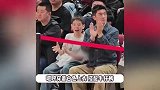 杜江带儿子看篮球比赛，12岁嗯哼和小时候等比例放大，白白净净很帅气