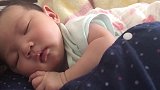 出生38天的宝宝睡着时的表情都这么丰富，真的是太萌啦
