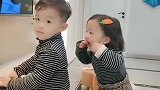 龙凤胎兄妹俩，看你们一个在笑一个在闹，这样的画面百看不厌
