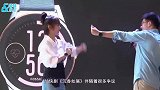 杨紫《沉香如屑》路透首曝光，身材纤细，举扫帚与成毅打闹