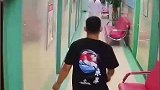 医生低血糖突然晕倒，病人家属路过瞬间扶住，这次轮到我们救你了