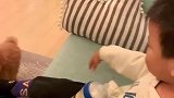 小宝宝和狗玩嗨了，居然忘了喝奶