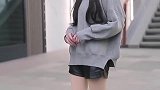街拍姑娘，紫色贝雷帽显高贵，姑娘笑起来还害羞了