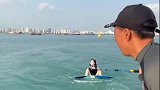 三亚冲浪拍到的一幕，小姐姐说是头一次玩，你们相信吗