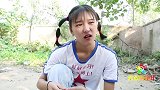 欢欢和妹妹一起玩立体拼图，俩人第一次见到立体拼图，真好玩