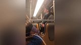 比利时一男子地铁上拉下口罩 将口水抹在扶手上被捕