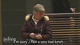 放屁冒烟恶作剧，男子假装放屁，路人急忙躲开