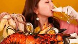 妹子控制不住自己，吃个海鲜激动的摇头晃脑，小表情迷死个人！