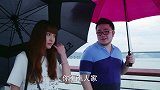 2人雨中漫步，富二代看了看周围的人，直言：跟俩网友见面似的