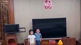 兄妹俩偷吃祭拜的卤鸭被罚站，两人反应把网友笑哭