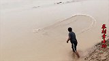 黄河落水，小胖插泥撒网，连续扣中2条大鲤鱼发财了，羡慕坏了