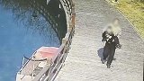 监控曝光！男子重男轻女思想严重 公园内抱走男童当日落网