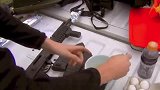 突击步枪除了射击还能煎鸡蛋，无聊老外手把手教你用枪做菜