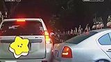 本来只是一场小磕碰，但女车主却把损失最大化了