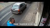恶霸当街砸店打人无人敢管！结果转眼就被汽车撞飞，真因果报应！