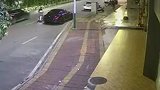 女子骑车撞上宾利匆忙“走”了  心疼车主5秒钟