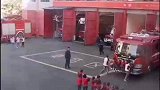 小朋友正在参观，消防警铃突然响了
