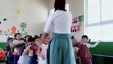 好喜欢这样的幼师小姐姐，教小朋友们跳舞的样子，真可爱！