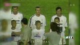 2003年皇马空降京城！万人迷小贝太受欢迎 啦啦队围着送花