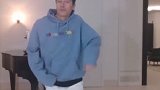 真神锋！莱万在家魔性飚舞 这脑袋也太灵活了
