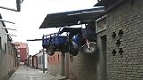 村里的胡同太窄了，居民只好把三轮车挂起来，避免引起堵塞