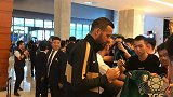 国米群星抵达酒店 暖心队长！汉达送签名萨内蒂引欢呼