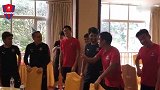 重庆全队为主教练庆生 本托教练场边成功“带帽”