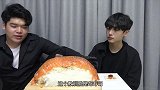 男子被兄弟绿了，请他吃大号寿司，下一秒头被摁到了寿司里