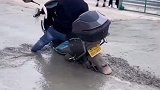 大哥骑车误入刚倒的水泥路